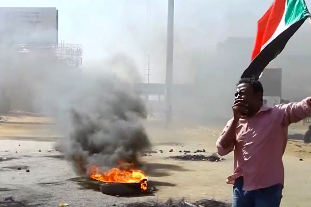 sudanese-christians-reject-the-coup-and-call-to-pray-for-peace A protester displays a Sudanese flag after the coup d'état / Screnshot RTVE