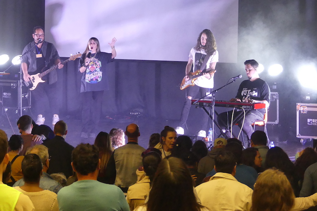 evangelistic-meeting-prompts-spanish-youth-to-bring-the-gospel-across-europe Music and worship during the event /José Dalberto Vargas