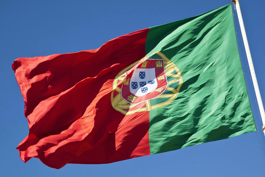 portugal-facing-double-demographic-aging-pushes-hard-to-legalize-euthanasia flag of Portugal