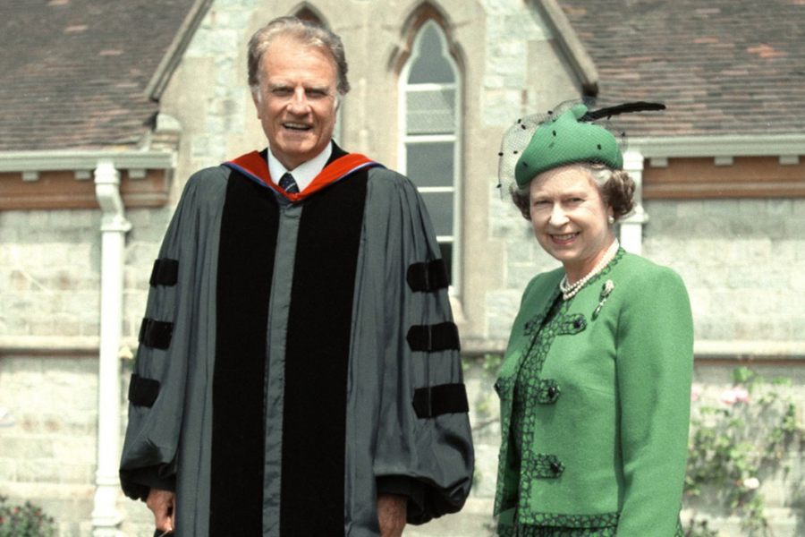 an-insiders-look-at-the-40-year-friendship-between-queen-elizabeth-ii-and-billy-graham Billy Graham with Queen Elizabeth II in 1989. Billy Graham passed away in 2018 at age 99