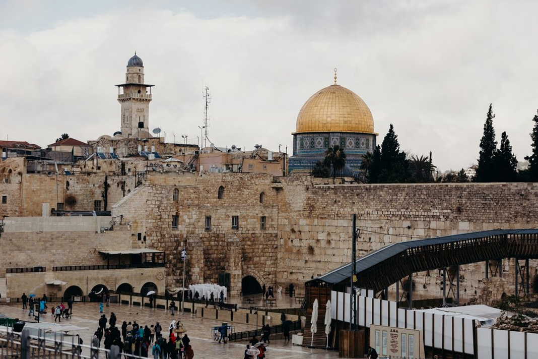 jews-and-christians-enjoy-new-vr-multimedia-exhibits-in-jerusalems-old-city