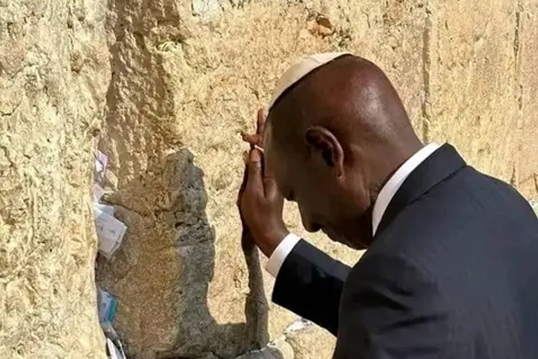 may-god-bless-the-people-and-state-of-israel-kenyan-president-visits-western-wall may-god-bless-the-people-and-state-of-israel-kenyan-president-visits-western-wall